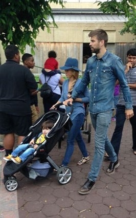 Pique y Shakira con su Britax B-Agile en el Zoo de Washington